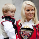 Kronprinsessen og Prins Sverre Magnus utenfor Skagum (Foto: Sara Johannessen / Scanpix)